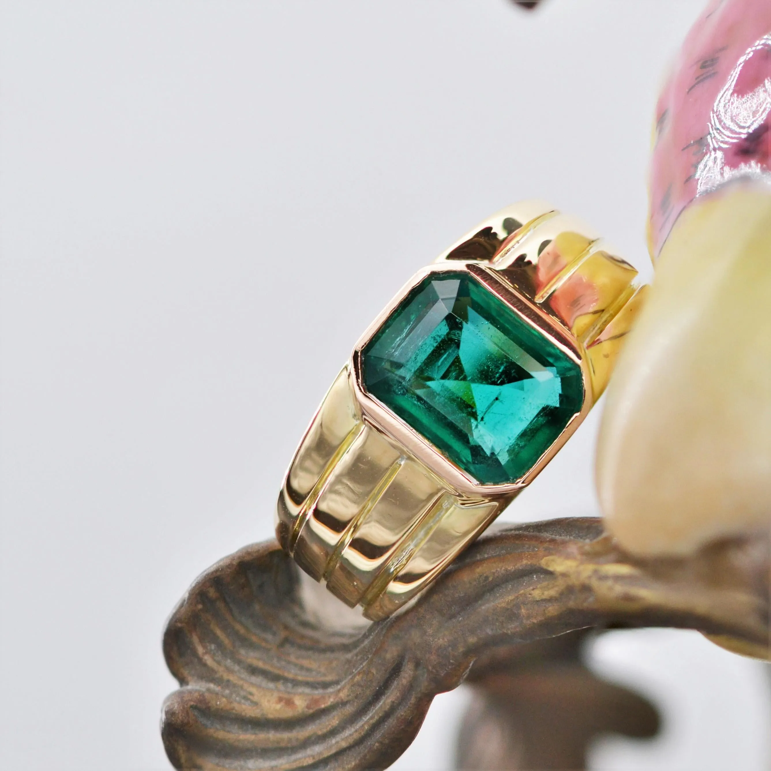 1950s Certified 2.92 Carat Emerald 18 Karat Yellow Gold Ring